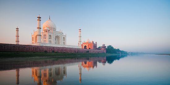 Das Bild zeigt den berühmten Palast Taj Mahal aus weißem Marmor.