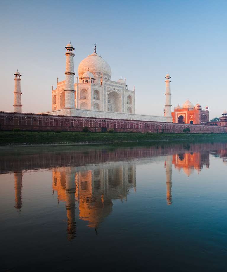 Das Bild zeigt den berühmten Palast Taj Mahal aus weißem Marmor.