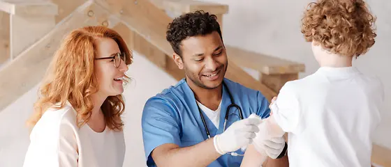 Krankheitskosten mit Kindern im Urlaub absichern