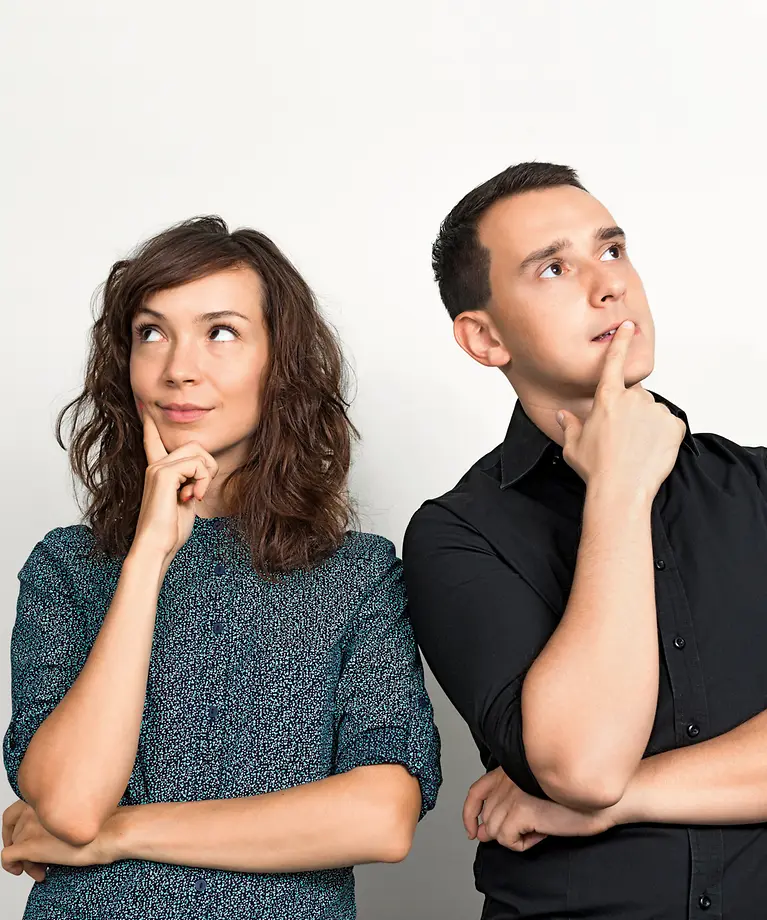 Zwei junge Menschen in nachdenklicher Pose